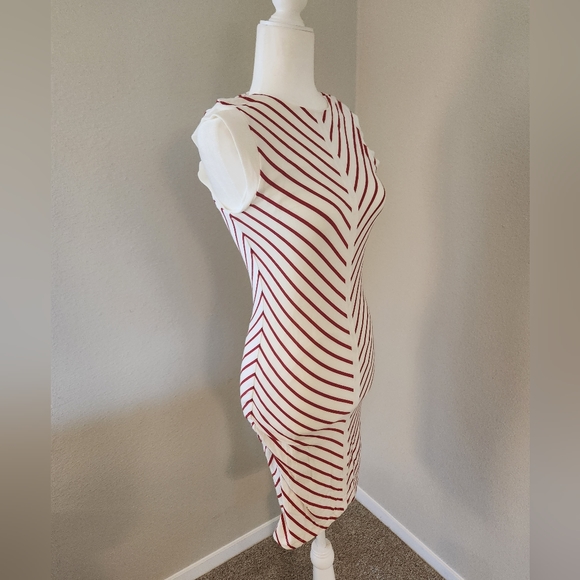 Small Tart Red and White Stripped Chevron Pattern Sleeveless Dress 😍 ✨️ - Picture 8 of 10